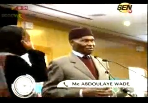Vidéo: Abdoulaye Wade donne les raisons de son retard « A cause de moi, mon avion n’avait pas l’autorisation de décoller » Regardez