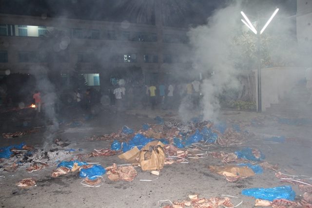 Photos - Ucad: Les étudiants mettent le feu au campus !