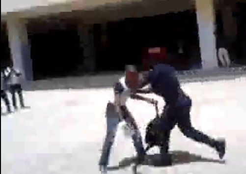 Bavure Policière à l’Ucad: des étudiants malemenés et menottés… Regardez
