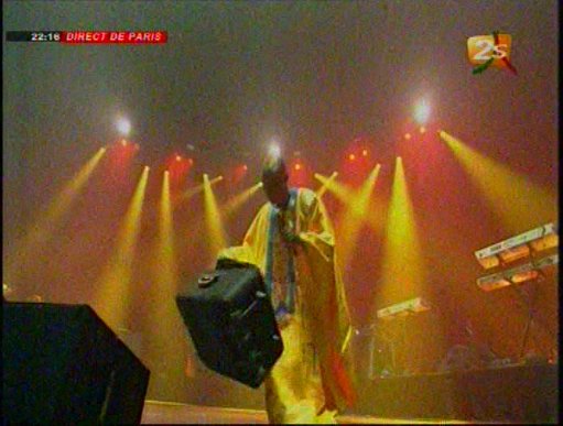 Video: Prestation de Ouzin Keita et sa valise au Zenith Regardez
