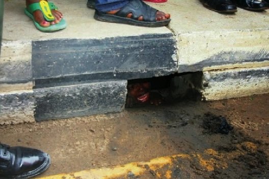 (5) Photos choquantes – Nigeria: une présumée sorcière se change en un oiseau et reste coincée sous un drainage à Lagos… Regardez
