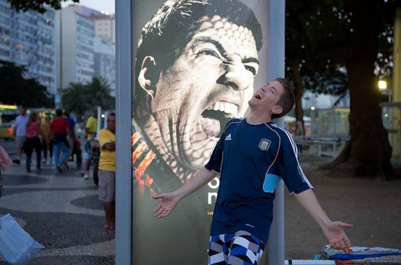 Mario Balotelli et des fans se moquent de Luis Suarez: photos