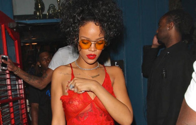 Photos: Rihanna encore provocatrice dans une robe rouge transparente