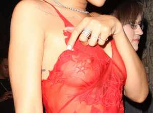Photos: Rihanna encore provocatrice dans une robe rouge transparente