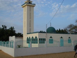 Poursuivi par la police, le caïd se réfugie dans une mosquée et entreprend une prière interminable
