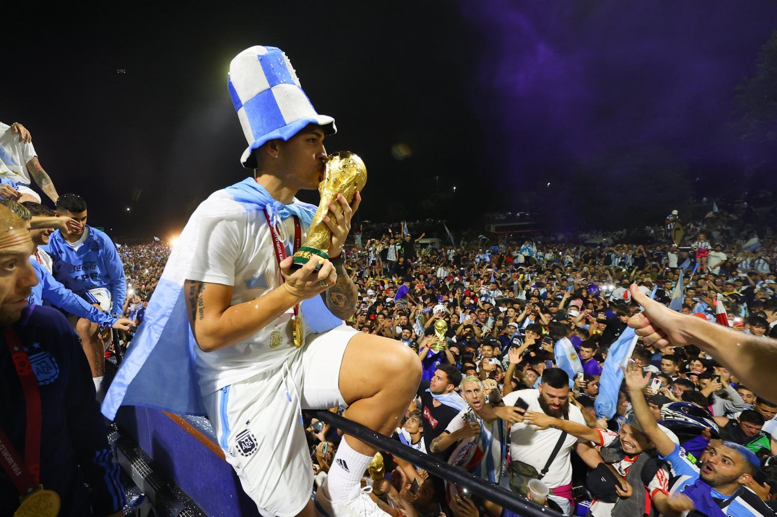 Les nouveaux champions du monde sont arrivés en Argentine (IMAGES)