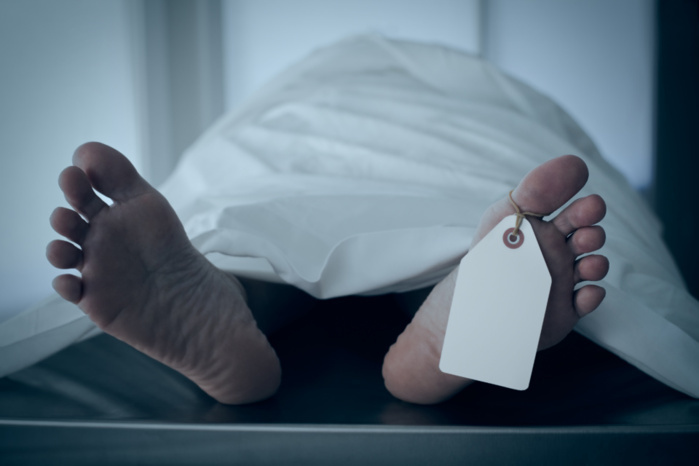 Découverte Macabre : le cadavre d’un policier trouvé dans une auberge