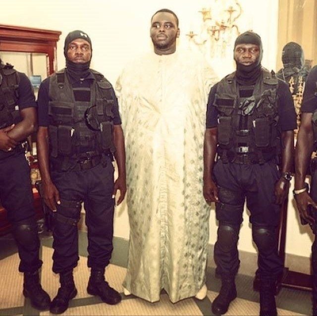 Amadou Sall, le fils du président Macky Sall entouré de ses gardes du corps