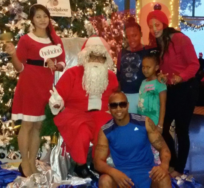 Dioufy et sa famille posent avec le Père Noël en Malaisie