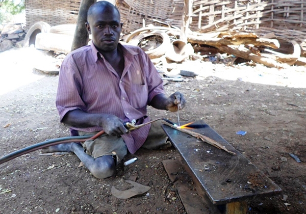 Diélaniou Bâ, handicapé : le tôlier de Kédougou, un exemple à suivre !