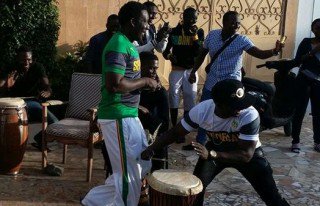 (3) Photos – Vidéo: Mbaye Dieye Faye célébrant la victoire des lions. Regardez