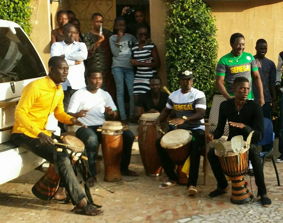 (3) Photos – Vidéo: Mbaye Dieye Faye célébrant la victoire des lions. Regardez