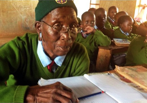 KENYA: A 90 ans« Gogo », une écolière pas comme les autres