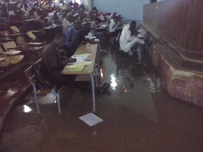 UCAD: Des étudiants font cours dans un amphithéâtre sous les eaux