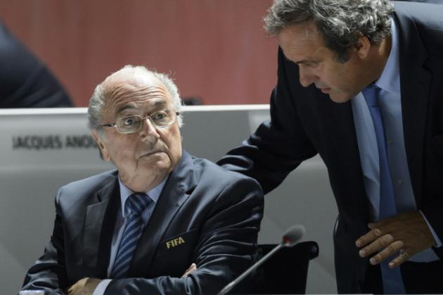 Le foot mondial en plein chaos: Blatter et Platini suspendus par la Fifa pour 90 jours