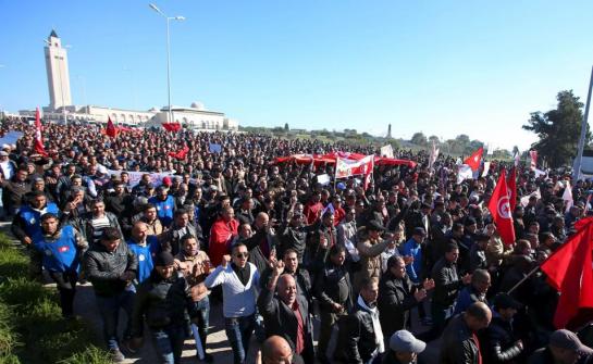 Insolite: Des centaines de policiers manifestent devant le palais présidentiel de la Tunisie