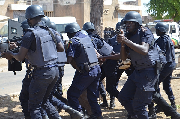 Police - Techniques de protection et d’intervention en situation de crise majeure : La Crs encadre le Gmi