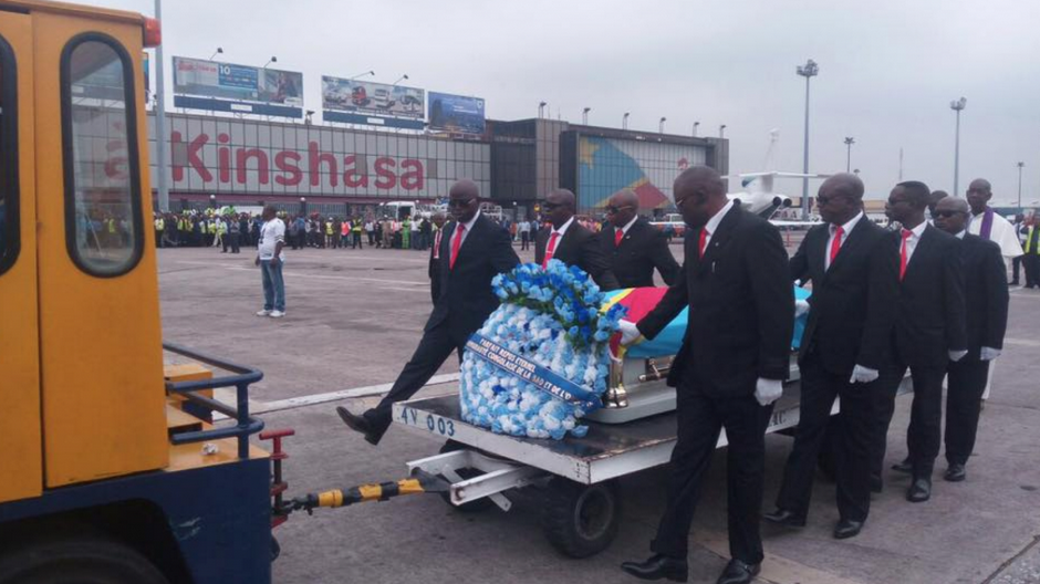 RDC: La dépouille de Papa Wemba est arrivée à Kinshasa
