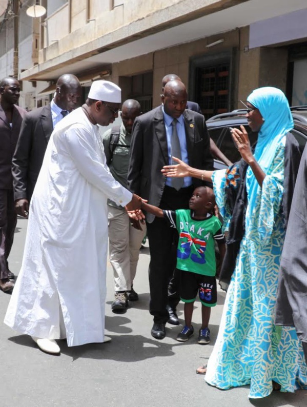 Rue Carnot:  Le Président Macky Sall marche du Palais à la mosquée pour la prière du Vendredi