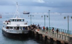Chaloupe de Gorée : Une chaloupe en panne, une autre en service avec un seul moteur, comme avec...le bateau Joola