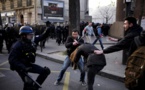 Des affrontements ont éclaté à Paris entre des policiers et des lycéens qui exigent justice pour Théo, un jeune homme noir qui aurait été violé à la matraque par un agent de police.