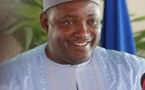 Législatives gambiennes : Barrow ignore la loi et va en campagne