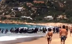 Vidéo-Espagne: Au milieu des vacanciers, des migrants débarquent sur une plage à bord d'un canot