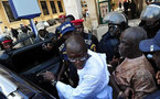 Cheikh  Bamba Diéye dans la voiture de police
