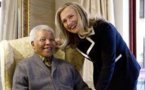 Nelson Mandela reçoit Hillary Clinton dans son village