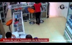 Vidéo: Il vole un téléphone dans un magasin à l’immeuble la Rotonde (Dakar), filmé par les caméras de surveillance.