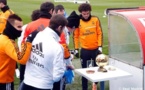 Les joueurs du Real en train d'admirer le ballon d'or de leur coéquipier Cristiano Ronaldo, ce matin à l'entrainement