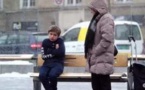 Video insolite: Un enfant en T-shirt sous la neige teste la bonté des passants