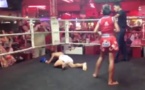 Vidéo – Boxe thaïlandaise: Une fille de 8 ans avec une jambe d’enfer trop forte contre un garçon de 8 ans. Regardez