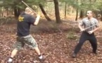 Vidéo: Un nouveau sport extrême et très violent dans le quel deux personnes se tapent dessus avec de bâtons. Regardez