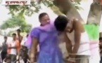 Vidéo: Un homme infidèle s’est fait ligoté puis battu par sa belle-mère en public. Regardez