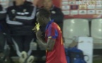 Vidéo: Famara Diédhiou sanctionné par l’arbitre pour avoir mangé une banane. Regardez