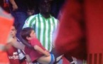 La tribune s'effondre, Alfred N'Diaye porte secours à un enfant (vidéo)