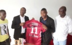 Après une  belle saison avec le FC Metz, Diafra Sakho présente ses trophées à Youssou Ndour