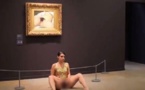 Une artiste pose nue devant L'Origine du Monde