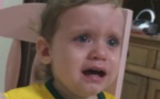 Vidéo: Le bébé qui pleurait la blessure de Neymar