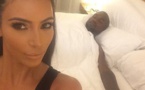 Kim Kadarshian publie un selfie avec Kanye West somnolant en arrière-plan