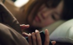 Ne dormez pas avec votre téléphone : risques d’électrocution!
