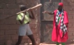 Vidéo: Mandoumbé massacre son père… Regardez