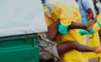Choquant: Un malade d’Ebola Jeté violemment à bord d’un camion pour avoir essayé de s’échapper