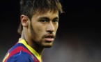 Neymar écope d’une sanction de 6000 euros pour avoir signé un autographe: vidéo
