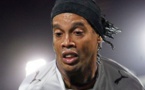 Vidéo : Ronaldinho zappe un journaliste à cause d’une femme ! Regardez