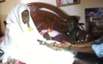 Moustapha Niasse sous les pieds de sa mère pour des prières !
