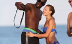 Le footballeur Demba Ba et sa compagne profitent de la plage lors de leurs...