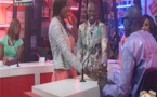 Video: Le chanteur non- voyant Ablaye Mbaye reconnait les gens en leur serrant la main