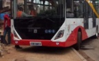 Un bus BRT dérape et crée des dégâts [photos]